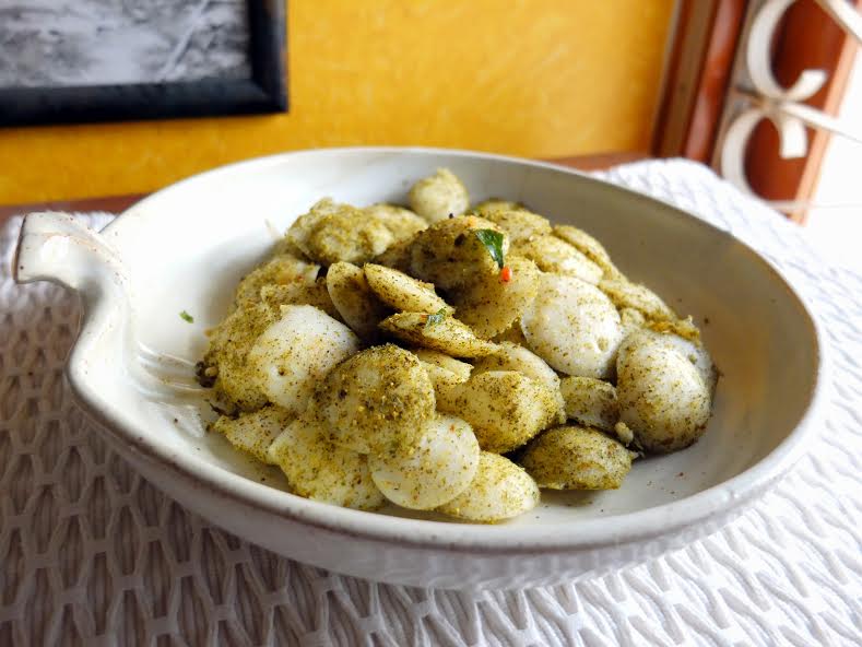 Idli with sambar and podi