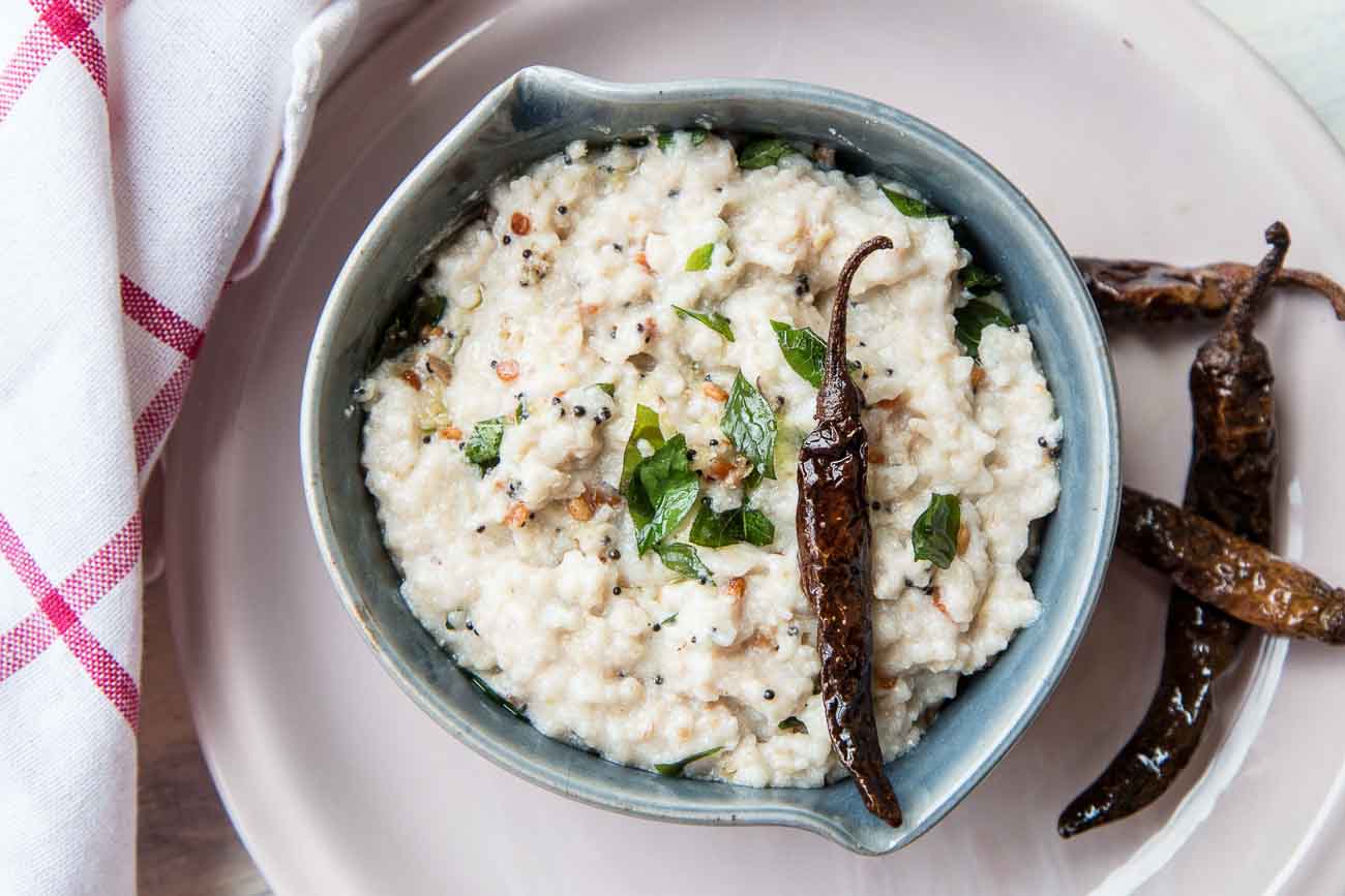 Oats porridge with almond milk and banana