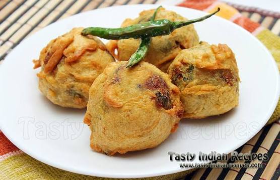 Batata vada with chutney
