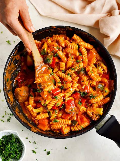 Veg pasta in tomato sauce
