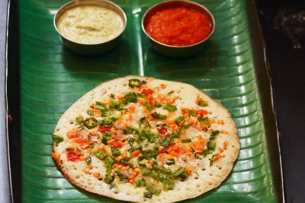 Vegetable uttapam with coconut chutney